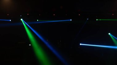 Disko barı bar arka planında renkli ışıklandırma lazer ışığı gösterisiyle parti müziği festivali performansı için boş sahne konseri. Eğlence gece hayatı. Kutlama etkinliği.