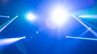 Disko barı bar arka planında renkli ışıklandırma lazer ışığı gösterisiyle parti müziği festivali performansı için boş sahne konseri. Eğlence gece hayatı. Kutlama etkinliği.