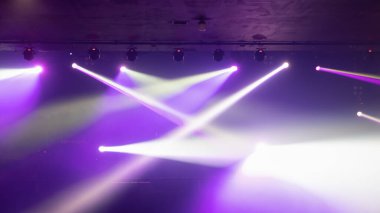 Disko barı bar arka planında renkli ışıklandırma lazer ışığı gösterisiyle parti müziği festivali performansı için boş sahne konseri. Eğlence gece hayatı. Kutlama etkinliği.