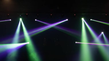 Disko barı bar arka planında renkli ışıklandırma lazer ışığı gösterisiyle parti müziği festivali performansı için boş sahne konseri. Eğlence gece hayatı. Kutlama etkinliği.