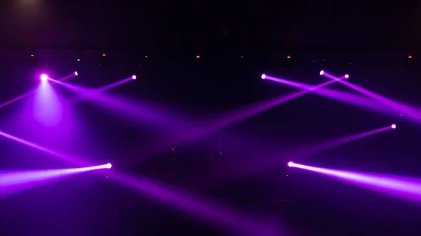 パーティー音楽ダンスフェスティバルのパフォーマンスのためのディスコパブクラブバーの背景にカラフルな照明レーザービームスポットライトショーと空のステージコンサート エンターテイメントナイトライフ お祝い事 — ストック写真