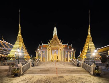 Bangkok, Tayland 'daki Zümrüt Buda Tapınağı' nda altın tapınak. Wat Phra Kaew ve büyük saray eski kasaba, şehir. Budist tapınağı, Tayland mimarisi. Geceleri turistik bir eğlence..