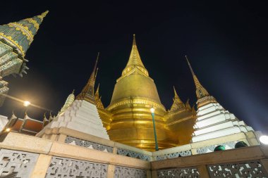 Bangkok, Tayland 'daki Zümrüt Buda Tapınağı' nda altın tapınak. Wat Phra Kaew ve büyük saray eski kasaba, şehir. Budist tapınağı, Tayland mimarisi. Geceleri turistik bir eğlence..
