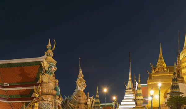 Estatua Gigante Guardián Pagoda Dorada Templo Del Buda Esmeralda Bangkok — Foto de Stock