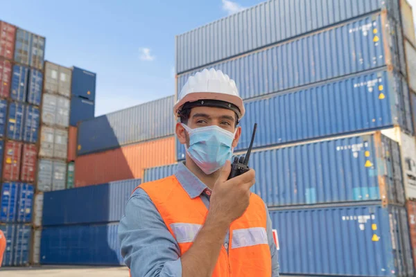 Trabalhador Logístico Engenheiro Homem Trabalhando Contêiner Carga Vestindo Uma Máscara — Fotografia de Stock
