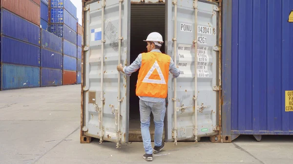 Trabalhador Logístico Engenheiro Homem Trabalhando Contêiner Carga Armazém Indústria Fábrica — Fotografia de Stock