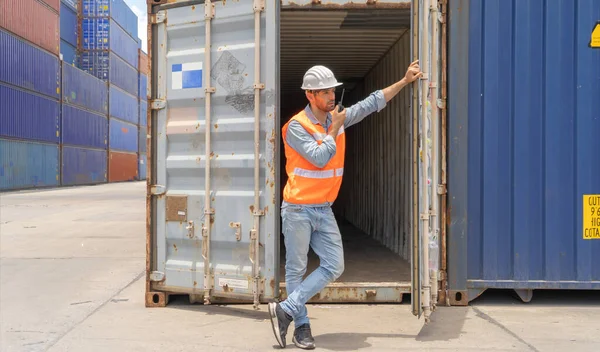 Trabalhador Logístico Engenheiro Homem Trabalhando Contêiner Carga Armazém Indústria Fábrica — Fotografia de Stock