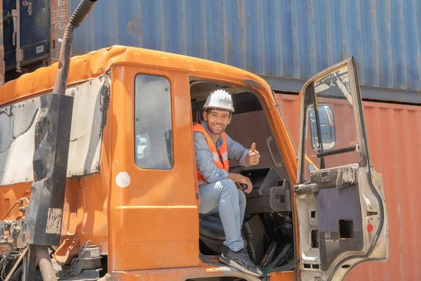 Trabalhador Logístico Engenheiro Homem Caminhão Cabine Carro Trabalhando Falando Com — Fotografia de Stock