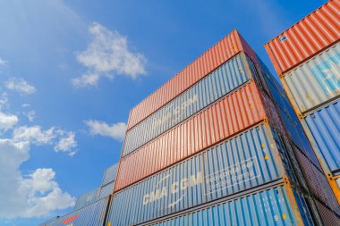 Lojistik liman depolama fabrikasında vinçle yükleme yapılan nakliye konteynır sitesi nakliye ve nakliye şirketlerinin ithalat ve ihracat mallarını üretiyor..