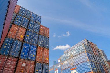 Lojistik liman depolama fabrikasında vinçle yükleme yapılan nakliye konteynır sitesi nakliye ve nakliye şirketlerinin ithalat ve ihracat mallarını üretiyor..