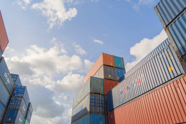 Lojistik liman depolama fabrikasında vinçle yükleme yapılan nakliye konteynır sitesi nakliye ve nakliye şirketlerinin ithalat ve ihracat mallarını üretiyor..