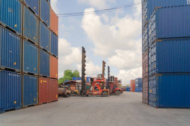 Lojistik liman depolama fabrikasında vinçle yükleme yapılan nakliye konteynır sitesi nakliye ve nakliye şirketlerinin ithalat ve ihracat mallarını üretiyor..