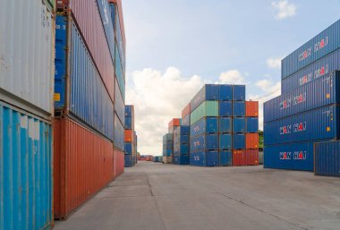 Lojistik liman depolama fabrikasında vinçle yükleme yapılan nakliye konteynır sitesi nakliye ve nakliye şirketlerinin ithalat ve ihracat mallarını üretiyor..