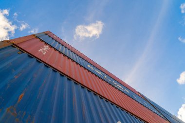 Lojistik liman depolama fabrikasında vinçle yükleme yapılan nakliye konteynır sitesi nakliye ve nakliye şirketlerinin ithalat ve ihracat mallarını üretiyor..