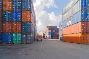 Lojistik liman depolama fabrikasında vinçle yükleme yapılan nakliye konteynır sitesi nakliye ve nakliye şirketlerinin ithalat ve ihracat mallarını üretiyor..