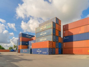 Lojistik liman depolama fabrikasında vinçle yükleme yapılan nakliye konteynır sitesi nakliye ve nakliye şirketlerinin ithalat ve ihracat mallarını üretiyor..