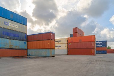 Lojistik liman depolama fabrikasında vinçle yükleme yapılan nakliye konteynır sitesi nakliye ve nakliye şirketlerinin ithalat ve ihracat mallarını üretiyor..