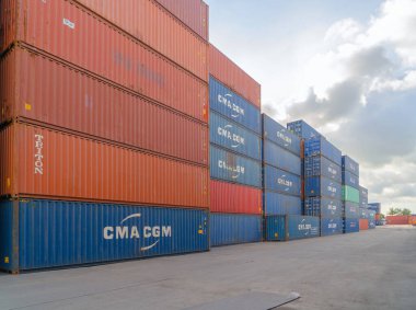 Lojistik liman depolama fabrikasında vinçle yükleme yapılan nakliye konteynır sitesi nakliye ve nakliye şirketlerinin ithalat ve ihracat mallarını üretiyor..
