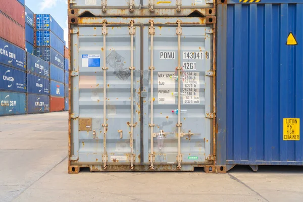 기중기로 컨테이너 사이트를 운송하는 작업을 기업의 운송과 기업의 상품을 — 스톡 사진
