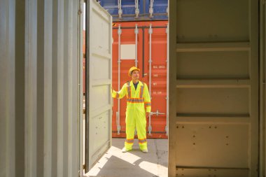 İhracat, ithalat ve ulaşım sektöründe kargo deposu fabrikasında çalışan Asyalı bir lojistik mühendisi. İş adamı yaşam tarzı. Dağıtım servisi.