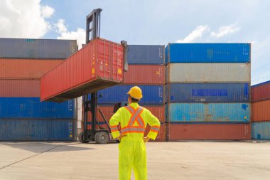 İhracat, ithalat ve ulaşım sektöründe kargo deposu fabrikasında çalışan Asyalı bir lojistik mühendisi. İş adamı yaşam tarzı. Dağıtım servisi.