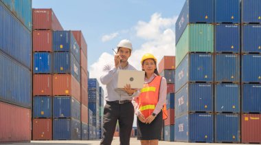 Kargo konteynırı depolama fabrikasında çalışan, ihracat, ithalat ve ulaşım konseptinde çalışan Asyalı takım çalışmalarından oluşan bir grup işçi. İş adamı yaşam tarzı. Servis.