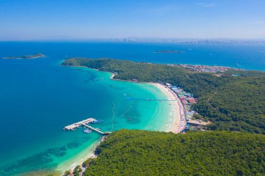 Koh Larn plajının havadan görünüşü, Pattaya 'nın mavi turkuaz deniz suyu, dağ tepeleri ve Andaman denizi ile tropikal yeşil orman ağaçları yazın adada, Tayland seyahati. Doğa arkaplanı.