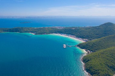 Koh Larn plajının havadan görünüşü, Pattaya 'nın mavi turkuaz deniz suyu, dağ tepeleri ve Andaman denizi ile tropikal yeşil orman ağaçları yazın adada, Tayland seyahati. Doğa arkaplanı.