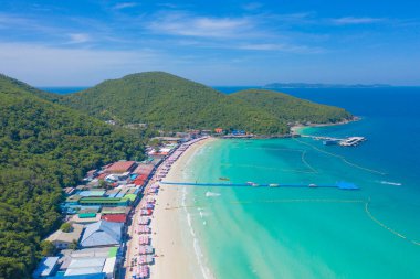 Koh Larn plajının havadan görünüşü, Pattaya 'nın mavi turkuaz deniz suyu, dağ tepeleri ve Andaman denizi ile tropikal yeşil orman ağaçları yazın adada, Tayland seyahati. Doğa arkaplanı.