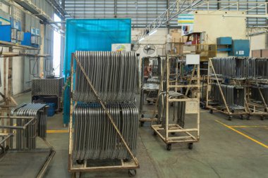 Araba koltuğu çelik yapı üretim fabrikası ekipman makineleri endüstriyel üretim sistemi, endüstriyel fabrikada faaliyet gösteren teknoloji. Depoda ürün ekipmanları.