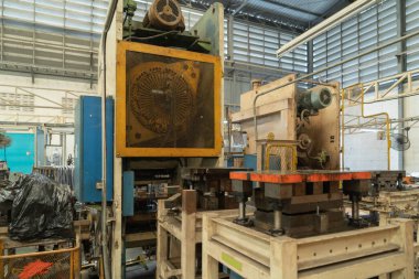 Araba koltuğu çelik yapı üretim fabrikası ekipman makineleri endüstriyel üretim sistemi, endüstriyel fabrikada faaliyet gösteren teknoloji. Depoda ürün ekipmanları.