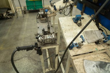 Araba koltuğu çelik yapı üretim fabrikası ekipman makineleri endüstriyel üretim sistemi, endüstriyel fabrikada faaliyet gösteren teknoloji. Depoda ürün ekipmanları.