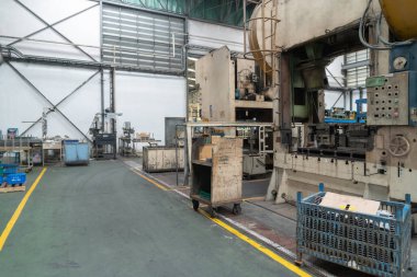 Araba koltuğu çelik yapı üretim fabrikası ekipman makineleri endüstriyel üretim sistemi, endüstriyel fabrikada faaliyet gösteren teknoloji. Depoda ürün ekipmanları.