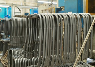 Fabrika deposunda yedek paslanmaz çelik araba koltuğu aksesuarları. Mühendislik ürünleri. Gümüş alet hammadde. Yansıma