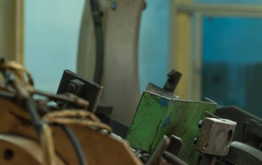 Çelik akıllı robot kaynak sistemi otomatik üretim makinesi motoru fabrikada, endüstriyel metal tedarik zinciri teknoloji üretim teçhizatı işletim deposunda. Kaynak kıvılcımları.