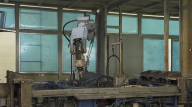 Çelik akıllı robot kaynak sistemi otomatik üretim makinesi motoru fabrikada, endüstriyel metal tedarik zinciri teknoloji üretim teçhizatı işletim deposunda. Kaynak kıvılcımları.