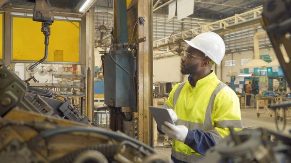 Uomo Afroamericano Nero Ingegnere Lavoratore Utilizzano Dispositivo Tablet Controllare Sistema — Foto Stock