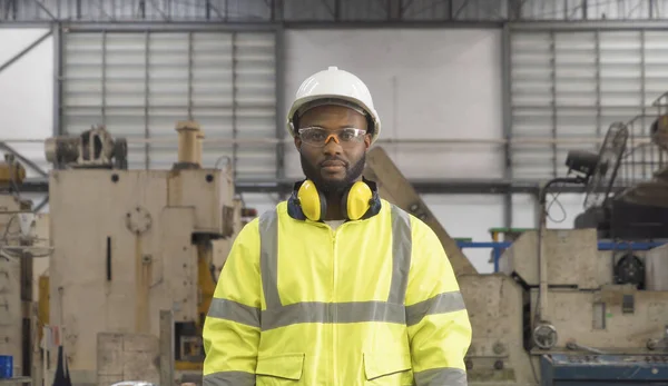 Uomo Afro Americano Ingegnere Operaio Che Lavora Una Fabbrica Produzione — Foto Stock