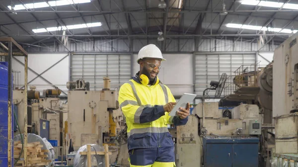 Sorrindo Negro Afro Americano Homem Engenheiro Trabalhador Usando Dispositivo Tablet — Fotografia de Stock