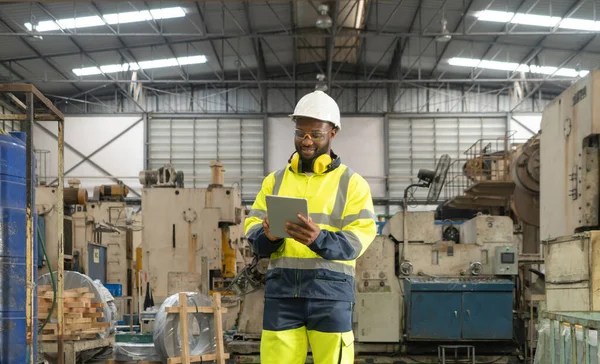 Uomo Afro Americano Sorridente Ingegnere Operaio Che Utilizza Dispositivo Tablet — Foto Stock