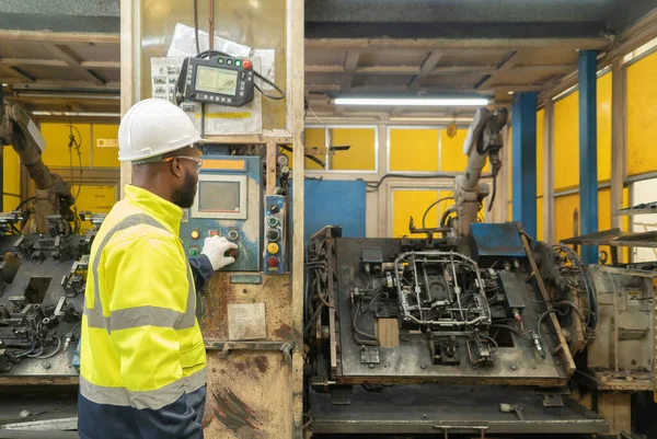 Homem Negro Afro Americano Engenheiro Trabalhador Controlar Sistema Mão Solda — Fotografia de Stock