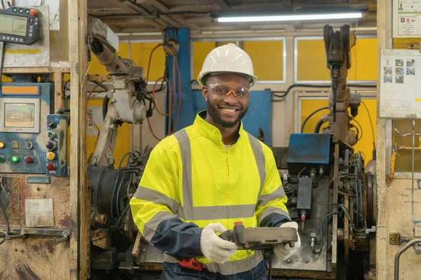 Homem Negro Afro Americano Engenheiro Trabalhador Controlar Sistema Mão Solda — Fotografia de Stock
