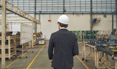 Batılı işadamı, Kafkasyalı, bir mühendis ya da işçi ekipman makine üretim sistemi ile imalat fabrikasında yürüyorlar, teknoloji ambardaki endüstri fabrikasında çalışıyor..