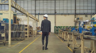 Batılı işadamı, Kafkasyalı, bir mühendis ya da işçi ekipman makine üretim sistemi ile imalat fabrikasında yürüyorlar, teknoloji ambardaki endüstri fabrikasında çalışıyor..