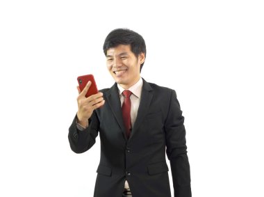 Beyaz arka planda izole edilmiş cep telefonu kullanan mutlu Asyalı iş adamının portresi. Teknoloji aygıtı.