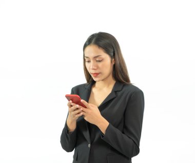 Genç Asyalı iş kadınının portresi cep telefonu kullanıyor, daktilo kullanıyor, müşterilerle iletişim kuruyor, beyaz arka planda izole edilmiş teknoloji aygıtı