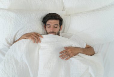 Uykulu orta doğu delikanlısı uyuyor. İnsanlar sabahın erken saatlerinde yataklarında yatıyorlar. Yaşam biçimi