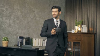 Bir fincan kahve içen mutlu gülümseyen Orta Doğulu bir iş adamı portresi..