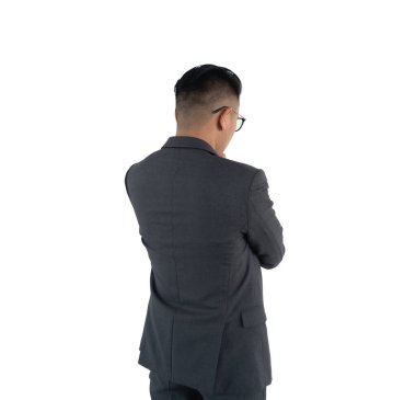 Beyaz arka planda yalnız duran Asyalı genç bir iş adamının portresi. İnsan yaşam tarzı.