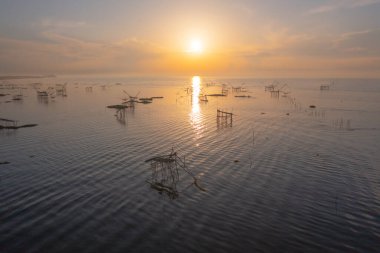 Gün batımında Canel, Lake veya River 'da yerel balıkçı tuzağı. Pak Pha, Phattalung, Tayland 'da doğa balıkçılığı ve balıkçılık aletleri. Hayvancılık çiftçiliği..